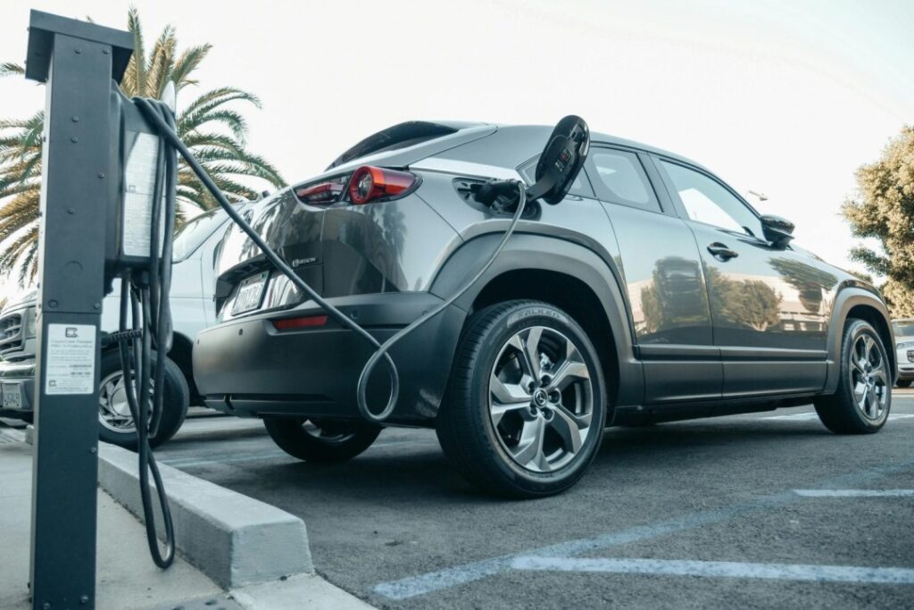 Voiture stationnée en pleine recharge électrique